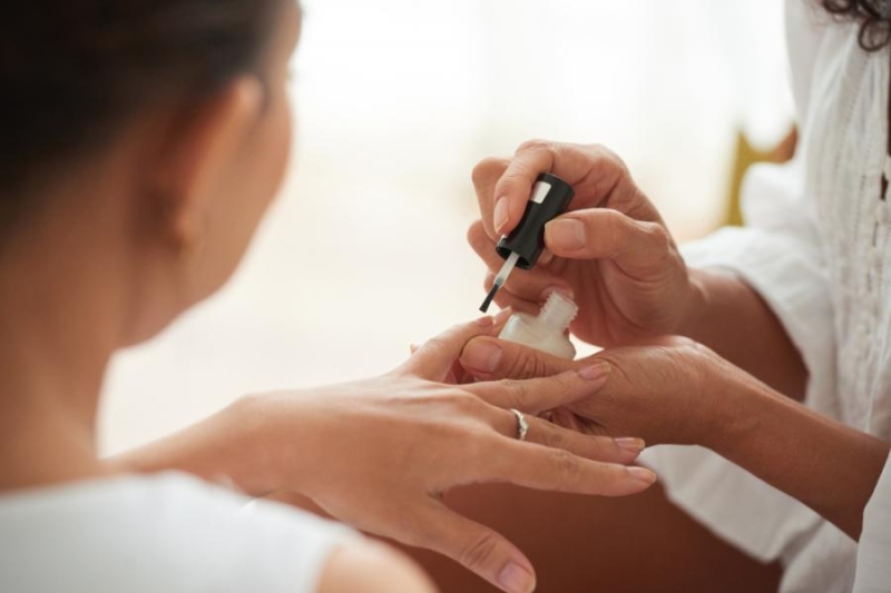 Безофенон-1, углеродная сажа и канифоль. В Роскачестве назвали лаки для ногтей с нарушениями