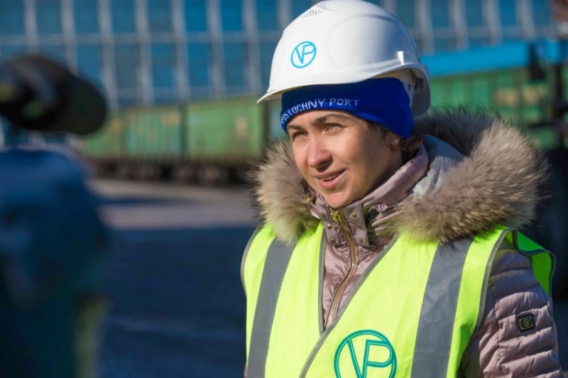 Компания АО «Восточный Порт» поделилась опытом перевалки контейнеров с представителями СМИ