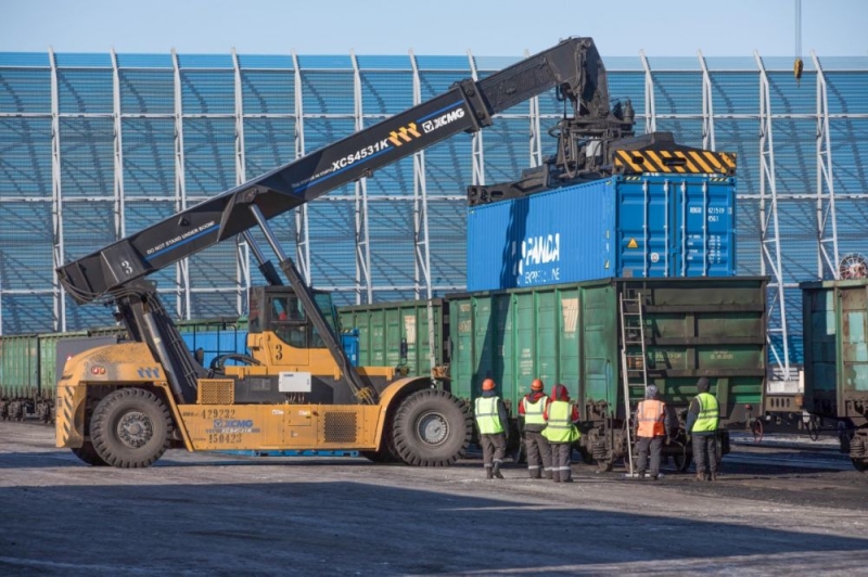 Компания АО «Восточный Порт» поделилась опытом перевалки контейнеров с представителями СМИ