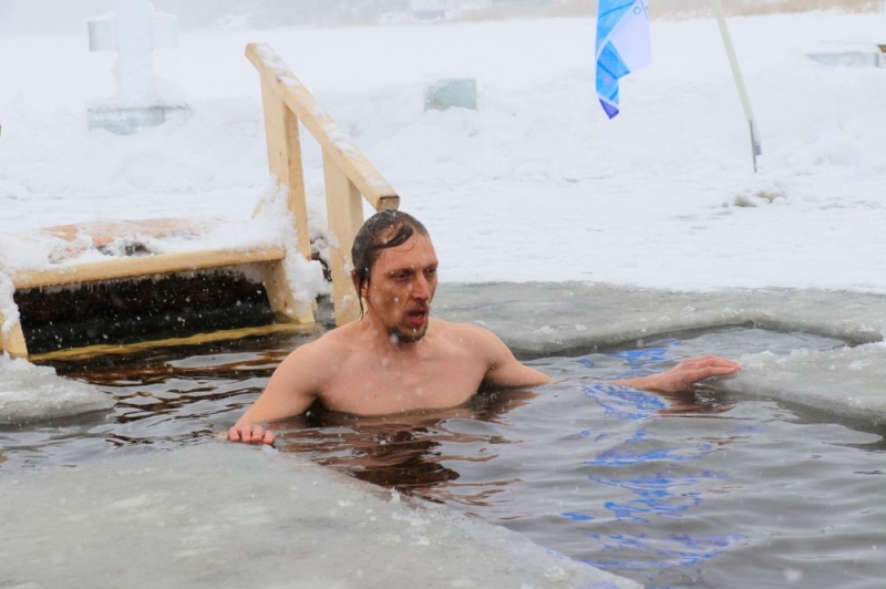 Сотрудники «Восточного Порта» окунулись в ледяную купель в праздник Крещения Господня