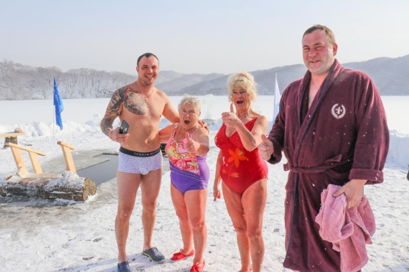 Сотрудники «Восточного Порта» окунулись в ледяную купель в праздник Крещения Господня