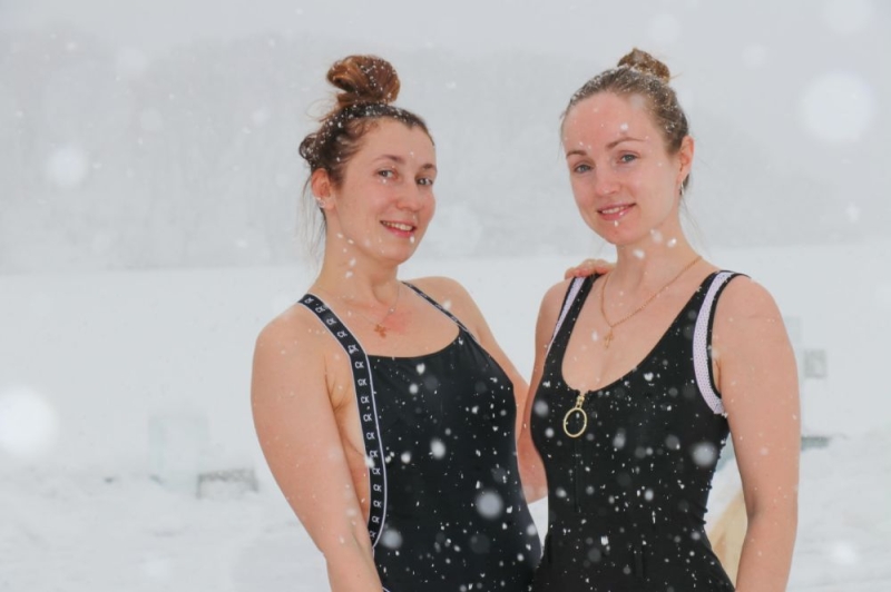 Сотрудники «Восточного Порта» окунулись в ледяную купель в праздник Крещения Господня