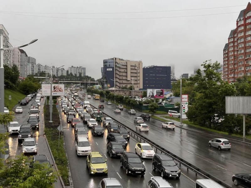 Банк «Открытие»: 42% жителей ДВ добираются на работу на собственном автомобиле