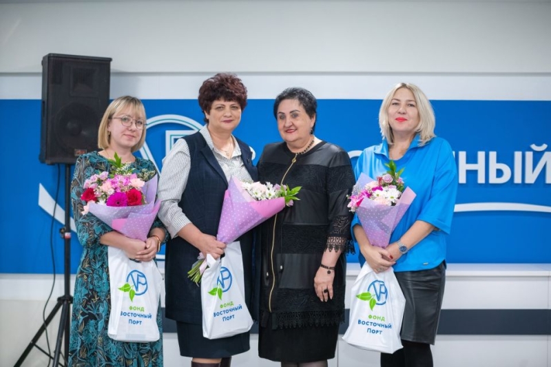 Фонд «Восточный Порт» вручил школьникам 6-ю стипендию имени В. А. Васяновича