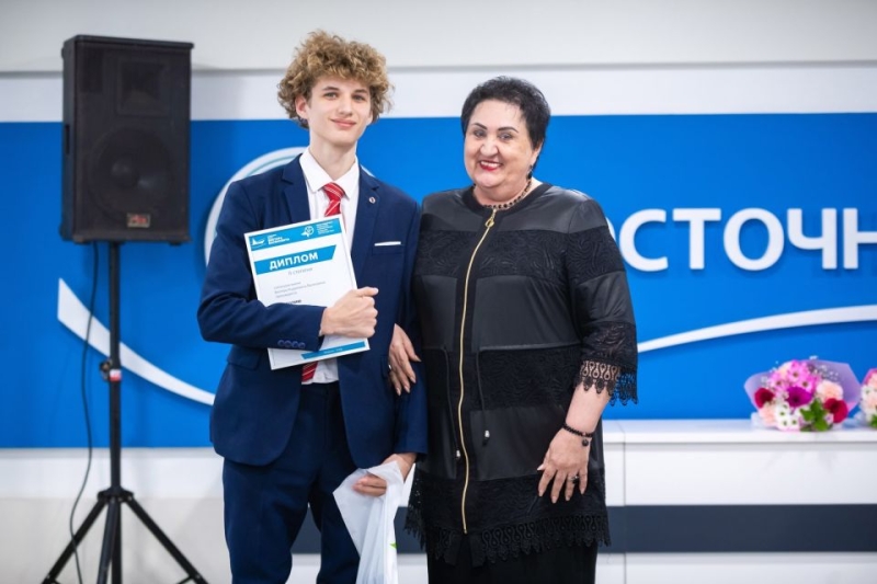Фонд «Восточный Порт» вручил школьникам 6-ю стипендию имени В. А. Васяновича