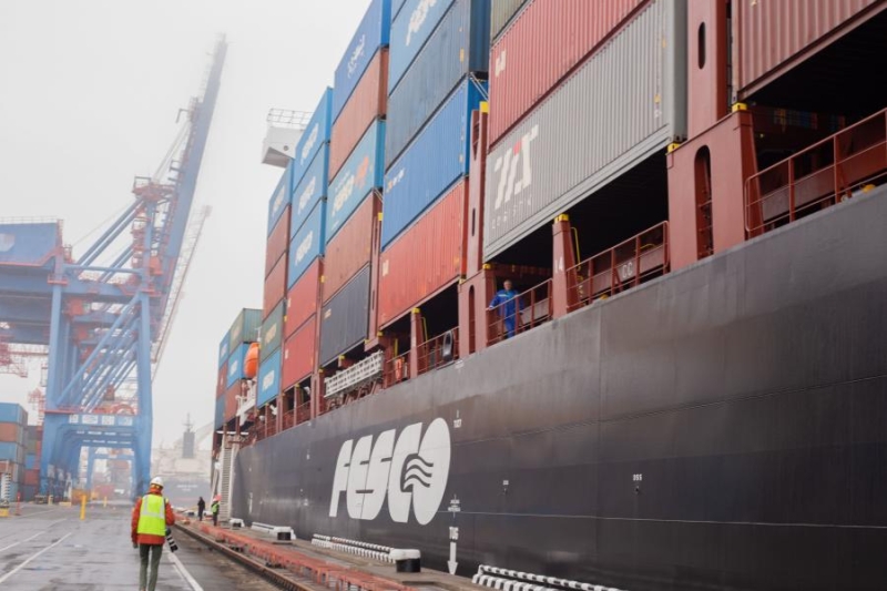 Новый контейнеровоз группы FESCO причалил во Владивостоке