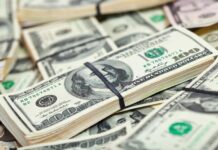 Россиянам сообщили о новом решении по наличным долларам