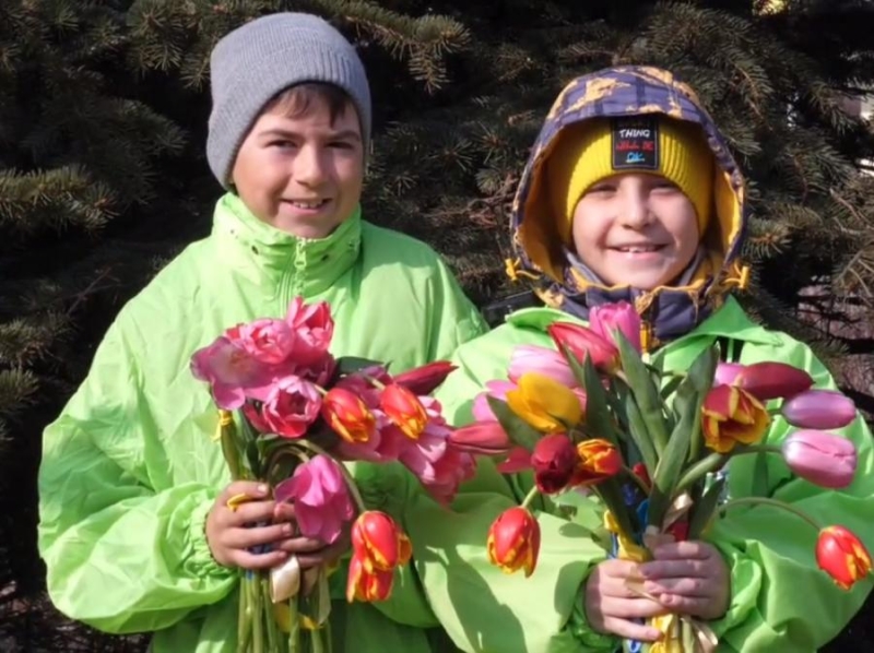 Волонтёры Фонда «Восточный Порт» поздравили жительниц Врангеля сотнями тюльпанов