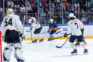 Хоккейный сезон завершен: «Адмирал» порадовал болельщиков ярким шоу (ФОТО)