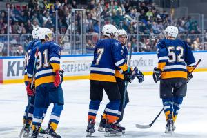 Хоккейный сезон завершен: «Адмирал» порадовал болельщиков ярким шоу (ФОТО)