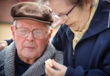 Для всех, у кого есть такой стаж. Приморцам с завтрашнего дня придет по 11 000 рублей