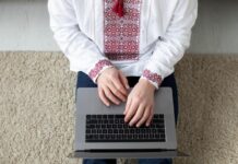 Стоит ли «кошмарить» школьников церковнославянским языком?