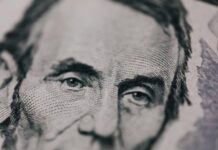 Всем, у кого есть доллары, сказали, чего ждать уже в мае