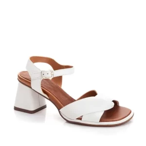 Самая популярная женская обувь лета 2023 года: тенденции и стили