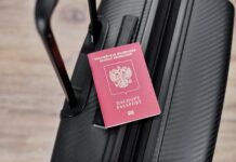 Теперь это обязательно. Получил повестку – отдай загранпаспорт