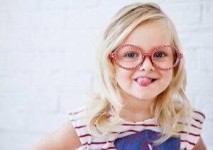Как выбрать очки для детей: критерии и безопасность