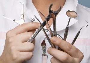 Какие процедуры проводит врач стоматолог-хирург?