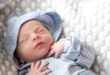 Как справиться с коликами у младенцев?