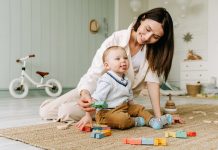 Чем няня-воспитатель отличается от обычной няни