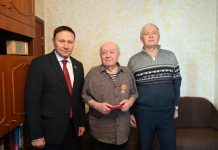 Александр Ролик вручил медали Почётным гражданам Приморского края