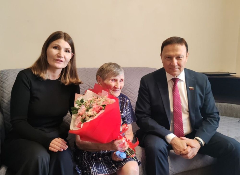 Александр Ролик вручил медали Почётным гражданам Приморского края