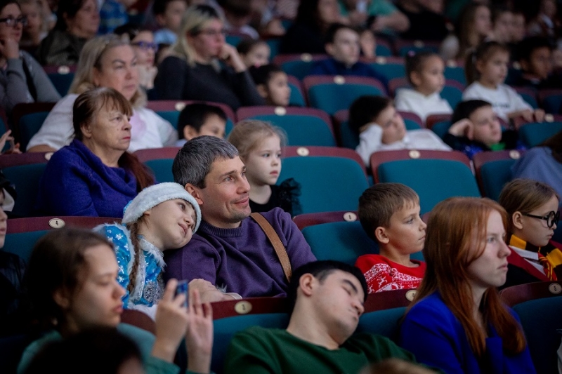 FESCO подарила новогоднее шоу сотням детей Приморья