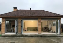 Беседка с остеклением «под ключ»: создаем всесезонную зону комфорта на вашем участке