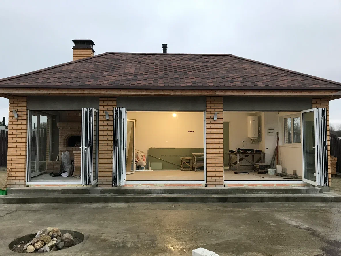 Беседка с остеклением «под ключ»: создаем всесезонную зону комфорта на вашем участке