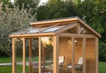 Беседка с остеклением «под ключ»: создаем всесезонную зону комфорта на вашем участке