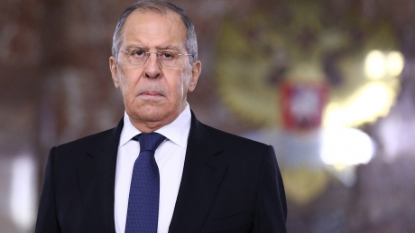 Лавров признался, что боится высоты, после того как поднялся на "двадцатый этаж" в стеклянном лифте