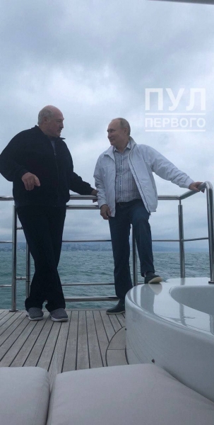 Теплые объятия и обед на корабле: морская прогулка Путина и Лукашенко в Сочи попала на видео