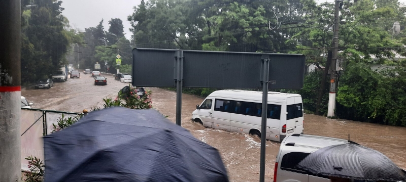 В Крыму продолжается настоящий "потоп": в Сети показали последствия выхода рек из берегов