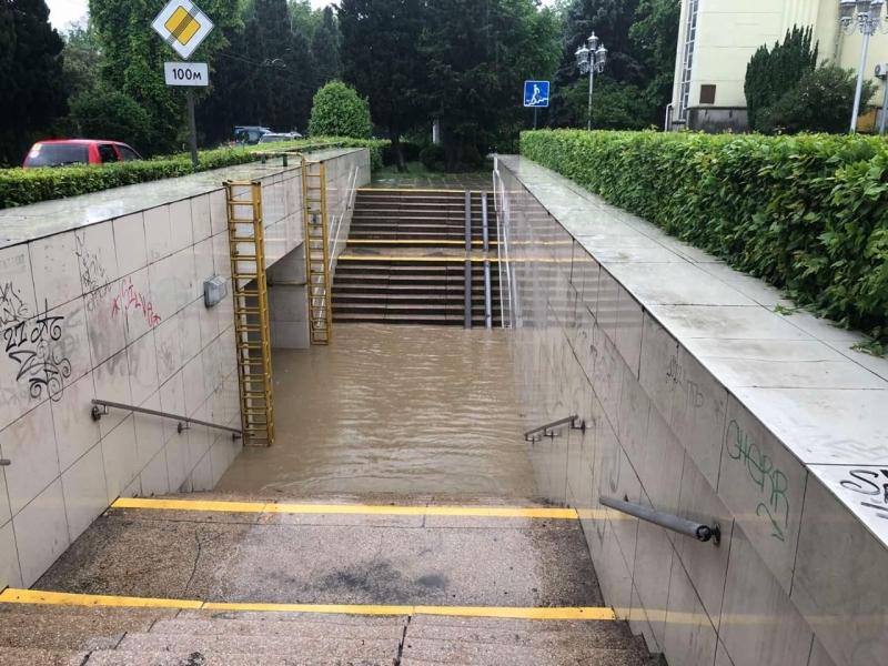 В Крыму продолжается настоящий "потоп": в Сети показали последствия выхода рек из берегов