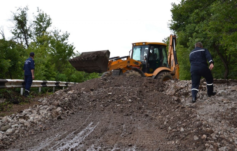 В Сети показали, как огромная масса селя сошла на трассу под Туапсе