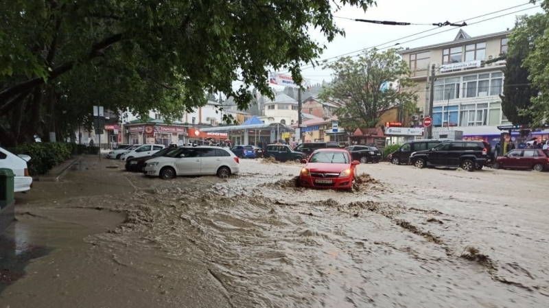 В Крыму продолжается настоящий "потоп": в Сети показали последствия выхода рек из берегов