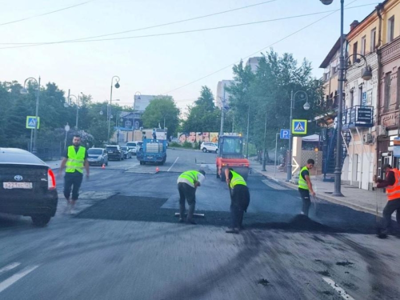 Дороги, лестницы, косогоры, тротуары и остановки: во Владивостоке ликвидируют последствия ливней