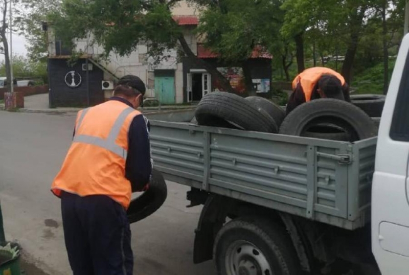 Дорожники каждый день наводят порядок на улицах Владивостока