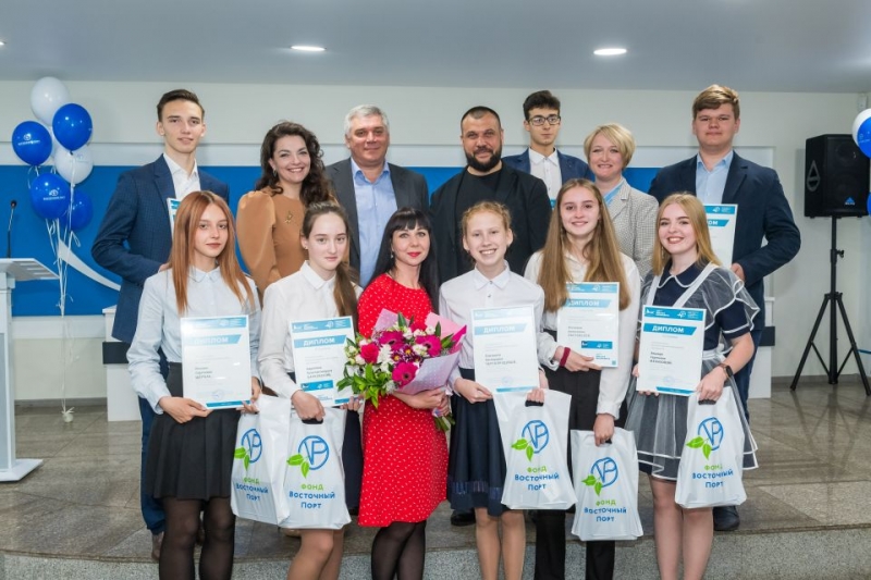 Фонд «Восточный Порт» вручил лучшим ученикам Врангеля стипендию имени В. А. Васяновича
