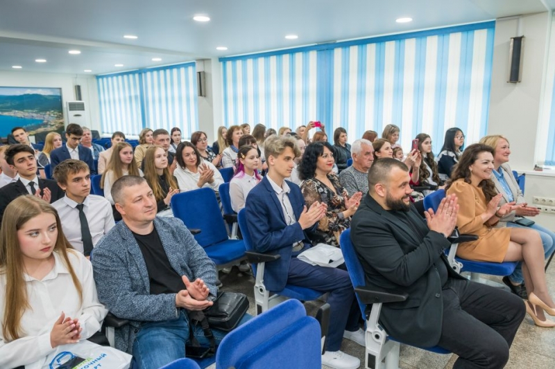 Фонд «Восточный Порт» вручил лучшим ученикам Врангеля стипендию имени В. А. Васяновича