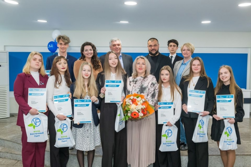 Фонд «Восточный Порт» вручил лучшим ученикам Врангеля стипендию имени В. А. Васяновича