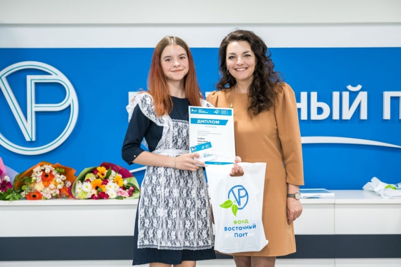 Фонд «Восточный Порт» вручил лучшим ученикам Врангеля стипендию имени В. А. Васяновича