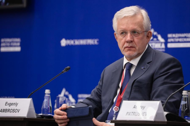 «Где-то на Дальнем Востоке». На ПМЭФ чиновников спустили с небес на воду