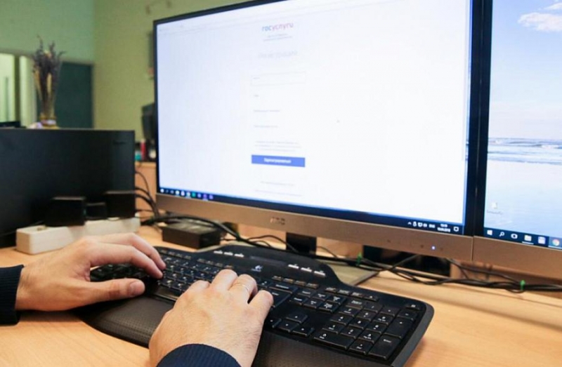 Когда россиянам начнут автоматом начислять соцвыплаты через «Госуслуги»