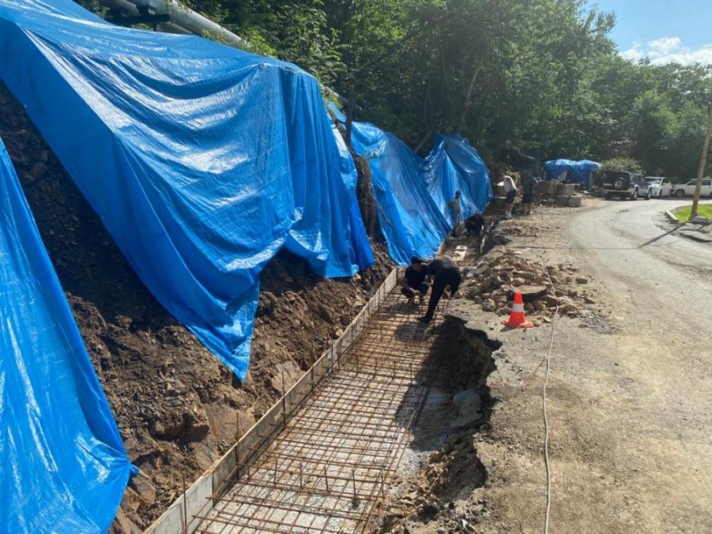 На одной из улиц Владивостока отремонтируют дорогу и подпорную стену