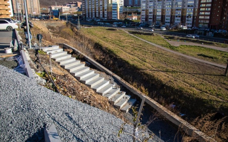 Не по косогору, а по лестнице. Во Владивостоке появилась новая пешеходная зона