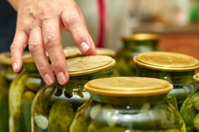 Неожиданный штраф ждет тех, кто делает заготовки на зиму – какие закрутки «вне закона»