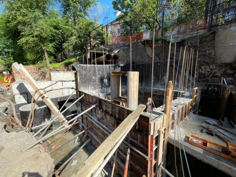 Новый трубопровод и монолитная тепловая камера появятся на территории школы № 57