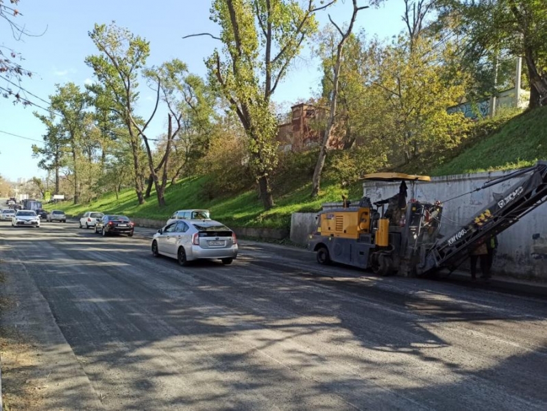 Ориентировочно за две недели. Во Владивостоке начали дорожный ремонт на Калинина