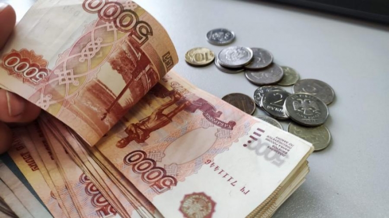 От 10 0000 до 25 000 рублей. Кому ПФР выдает каждый месяц такие деньги