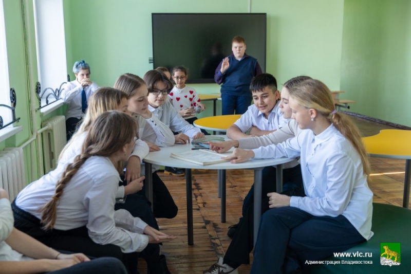 Первый вице-мэр Владивостока Сергея Дмитриенко: школьникам нужно больше, чем просто уроки